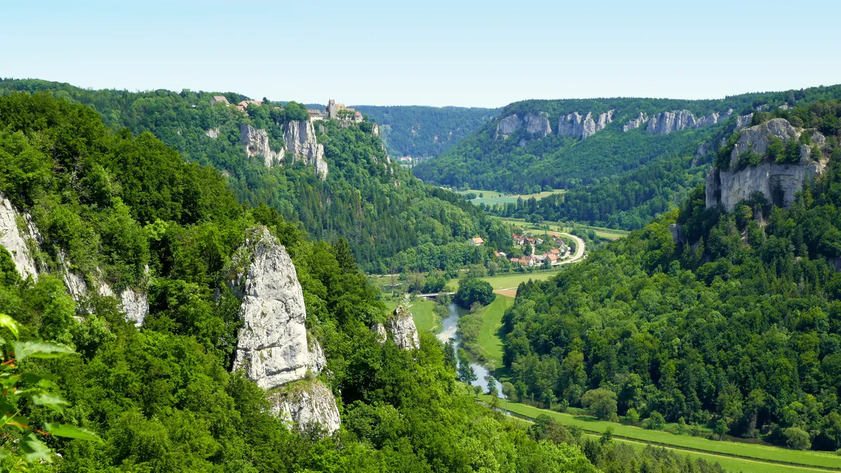 Blick über das Donautal im Naturpark Obere Donau mit Kalkfelsen, Wald und Fluss