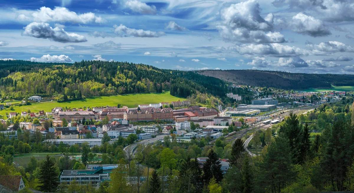 Blick über Tuttlingen mit Innenstadt, Bahnhof und den bewaldeten Höhen ringsum